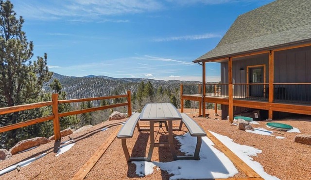 MTN Cabin, Peaceful Getaway, Breathtaking Views! in Divide