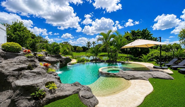 Private Villa | Pool + Jacuzzi | Lake View in Fraccionamiento Lomas de Cocoyoc