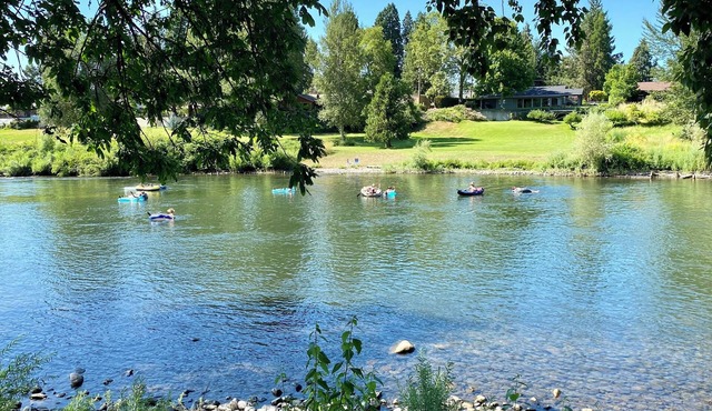New Riverfront 3-bedroom 2 bath house in Grants Pass with WiFi, AC, covered deck in Grants Pass