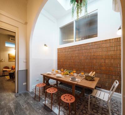 Non Inn Entire Historic 5 Bedroom Riverside Shophouse near ICONSIAM for Families and Groups in Bangkok