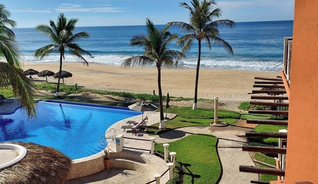 Ocean front 3-b/r condo in Vivo Resorts Puerto Escondido with AC, WiFi, in Bajos de Chila