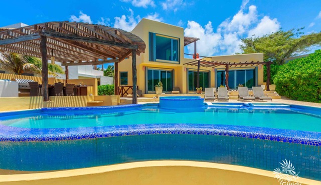 Ocean Front 4 BR w/Pool & Outdoor Space in Isla Mujeres