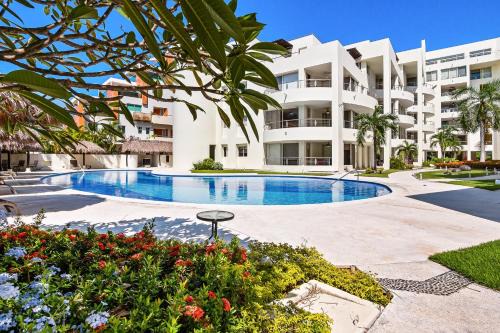 Ocean-view condo with resort pool & sundeck in Puerto Vallarta
