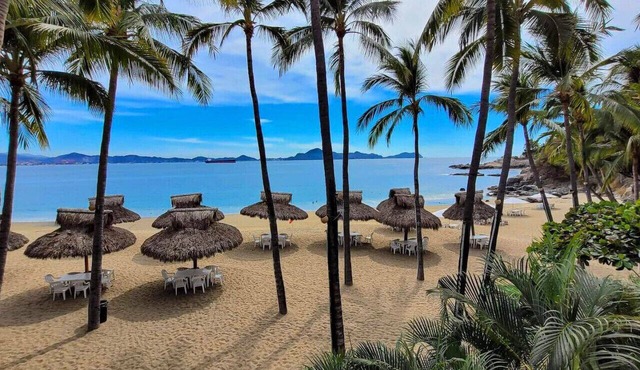 Oceanfront staffed villa in upscale community in Manzanillo