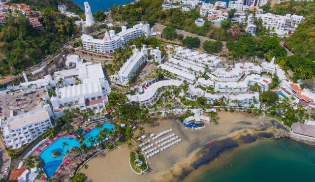 Oceanfront staffed villa in upscale community in Manzanillo