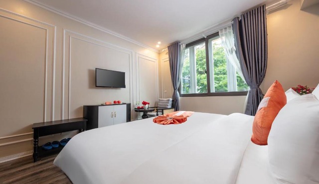 Omina Hotel & Travel in Hanoi