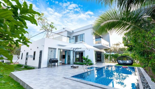 Palm Villa 35 (Luxury Seaview Pool Villa with Karaoke Room Inside Resort near The Beach and The Park for Children)