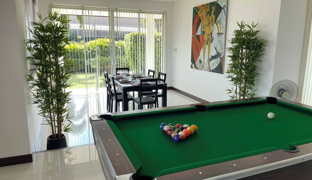 Peaceful 3BR Villa Near Golf & Beach - Jacuzzi, BBQ & Pool Table in Muang Pattaya