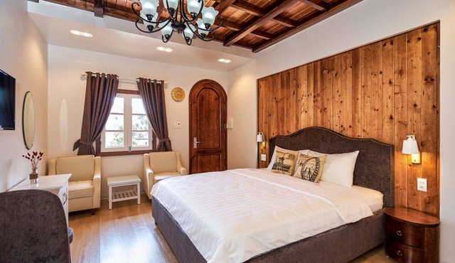 Peaceful King Studio Retreat with Kitchen & Pottery Workshops