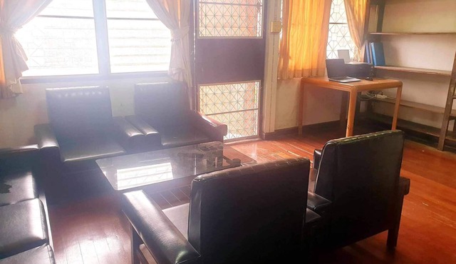 Pet-friendly 4-bedroom house near Bangkok Train-private highspeed WiFi workspace in Bang Muang Mai