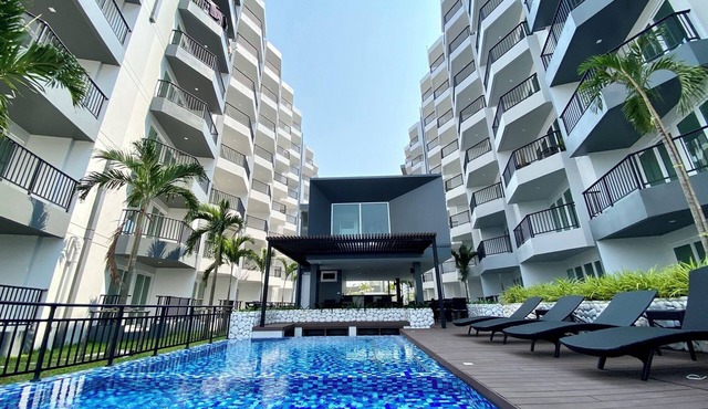 Pool view balcony 1 bdrm, modern style w Wi-Fi and AC near the beach in Klaeng/Kram