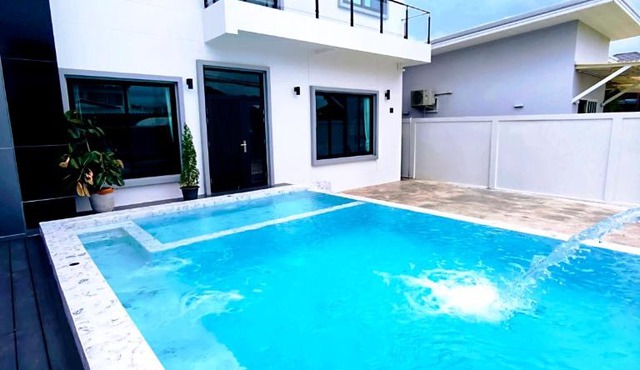 Private Pool Villa near BKK airport Mega bangna 2 nights in Ban Khlong Thewa