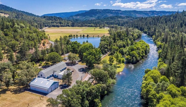 Private Rogue River Cabin For Two/Gateway to Crater Lake in Trail