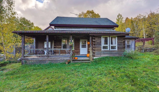Private Yard & Deck: Adirondack Cabin Retreat! in West Chazy