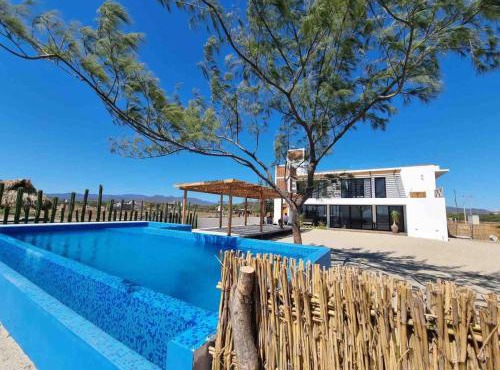 Punta Conejo Casa Cielo frente a la playa in Salina Cruz