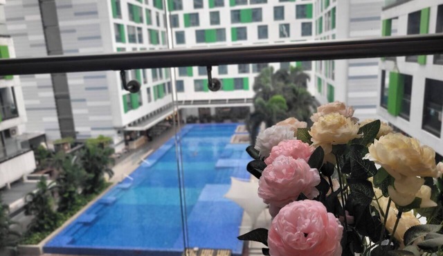 Republic Plaza Poolview - Chic Stay Near Airport