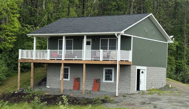RiverView Cabin 2 Bedroom/1 Bath, Deck w/Hot Tub & Beautiful View/Fire Pit/Grill in Independence