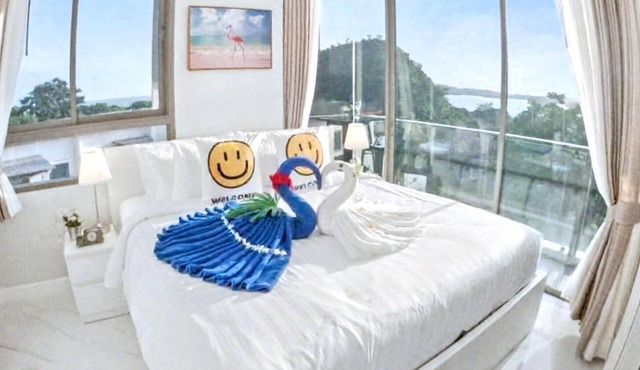 Rocco 513 - Corner 1 bedroom Serviced Apartment with Seaview