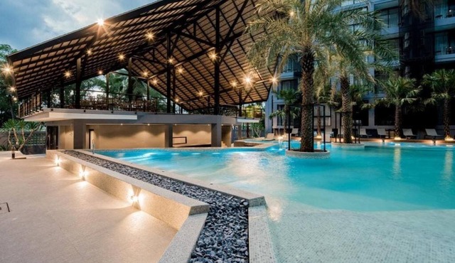 Rooftop Pool Condo Walk to Beach, Gym, Wi-Fi c118 in Tambo kamala