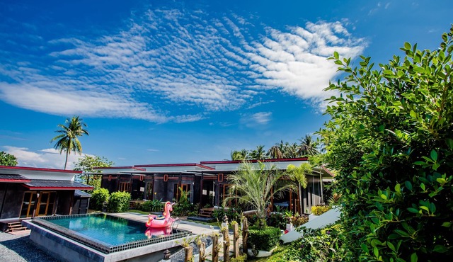 Room with Breakfast · Deluxe Room, 16min to Phuket Old Town in Tambon Wichit