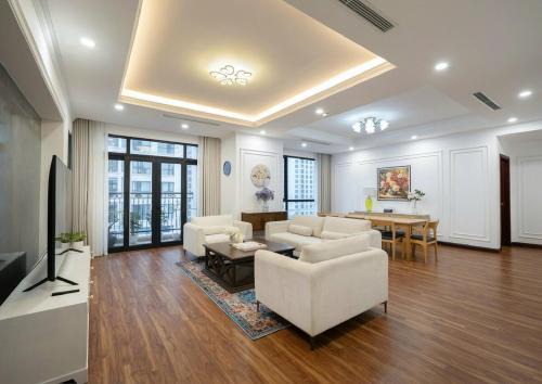 Royal City 3BR Vintage Pool & Garden View