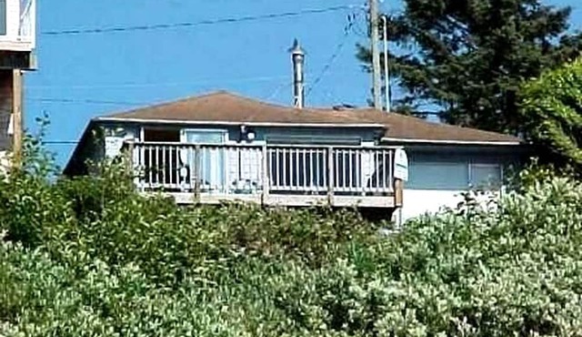 Rustic Oceanfront Cottage Rental on Netarts Bay near Tillamook in Netarts