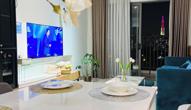 Saigon Premium 3 BR Pool Gym & Riverside Park City view