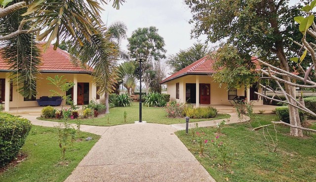 Schönes Bungalow mit gemeinschaftichem Außenpool und 2km vom Sandstrand enfernt in Tambon Cha-am
