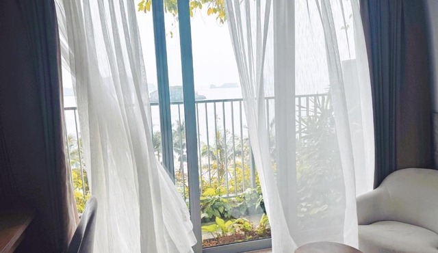 SeaView-Mountainview Apartment with Super-King-bed and Bathtube in Flamingo CatBa Beach Resort