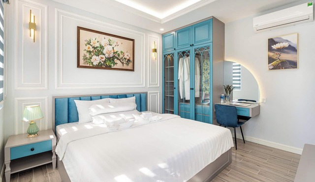 Serene Villa 5 minutes to the Bikini Beach! Family-sized with Lake-view BBQ area