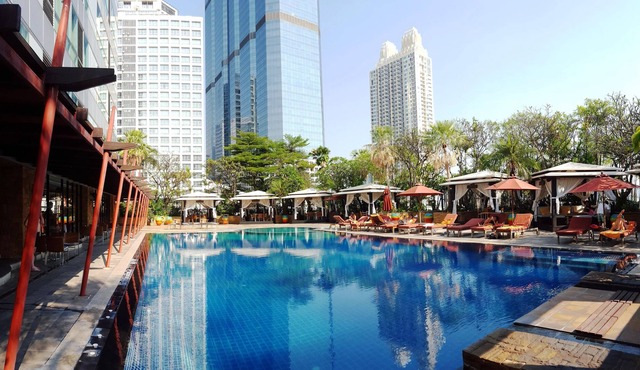 Serviced 2 Bed PENTHOUSE SKY VILLAS with View, Pool and BTS in Bangkok