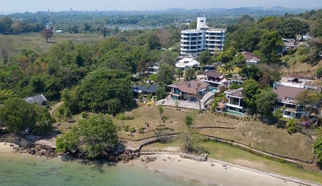 Situated in rayong, just 100m from Private Beach, seaviewCondo 3bedrooms 166sqm in Tambon Chakphong