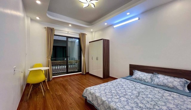 “Spacious 4–5BR House Tay Ho – Perfect for Families & Groups”