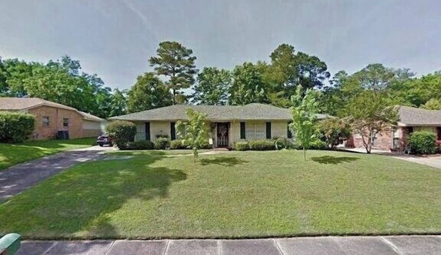 Spacious 4BR Montgomery Home Sleeps 10 | Great WiFi Pet Friendly & Ideal for Families Groups in Montgomery