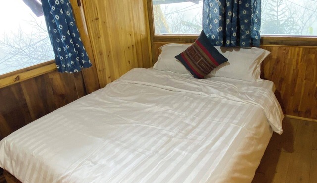 Spacious 5-bedroom bungalow in tranquil Lào Cai with AC