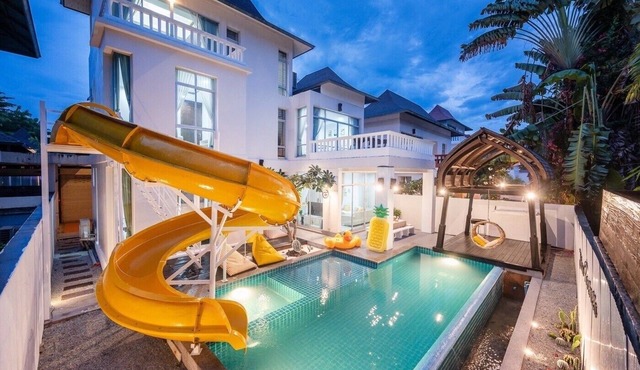 Spacious 5-bedroom private villa near Pattaya beach in Tambon Na Chom Thian