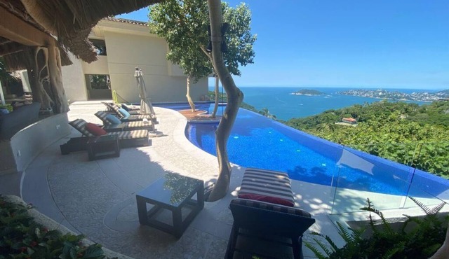 Spacious 7-bedroom house in enjoyable Acapulco with AC, amazing view, Las Brisas in Acapulco de Juárez