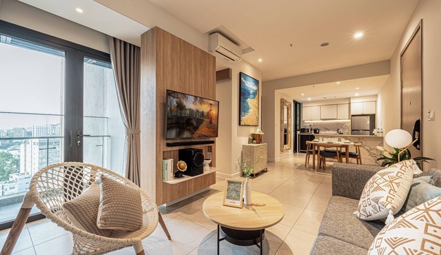 Spacious 7 Bedrooms Retreat with Premium Pool & Gym