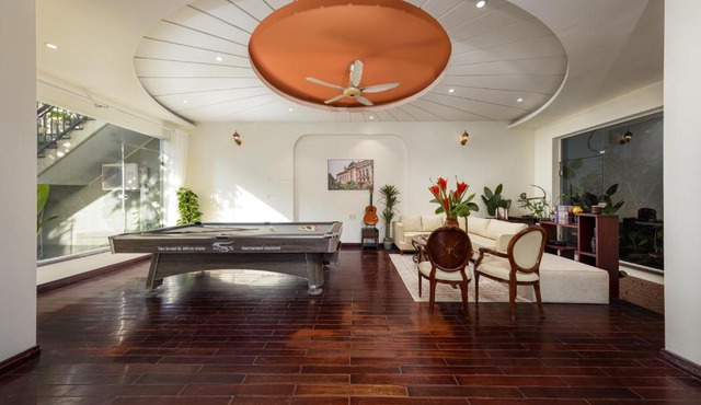 Spacious 8BR Rooftop Jacuzzi Villa for Groups near West Lake