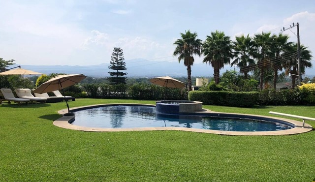 Spacious beautiful house on an area of ​more than 1000m2 inside a cluster. in Cuernavaca