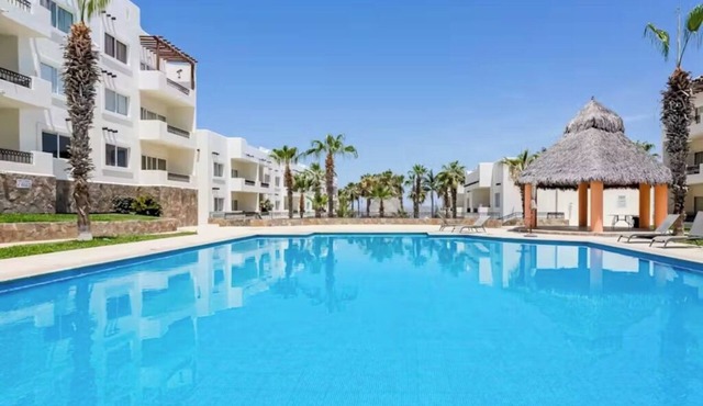 Spacious bright 2-bedroom apartment with pools and gym, beautiful Cabo San Lucas in Cabo San Lucas