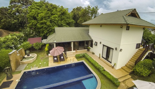 Spacious deluxe 6 bed room villa with pool in beach resort on Samrong Bay laguna in bophut