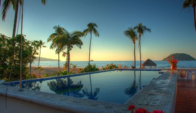 Spacious one bedroom oceanfront apartment in Rincón de Guayabitos