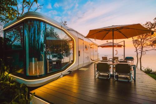 STAR OVER SEA By Deep night in Pattaya