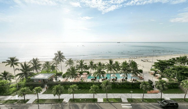 Stunning Oceanfront Apartment Ocean View Steps to My Khe Beach