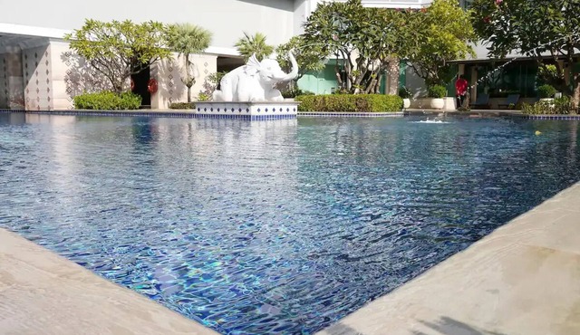 Stylish two bedroom with river view