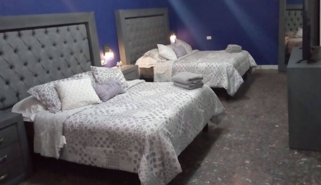 SUITE 2, EN PRIMER PISO CON DOS CAMAS QUEEN, CON TV, Y UN GRAN BAÑO in Cuauhtemoc