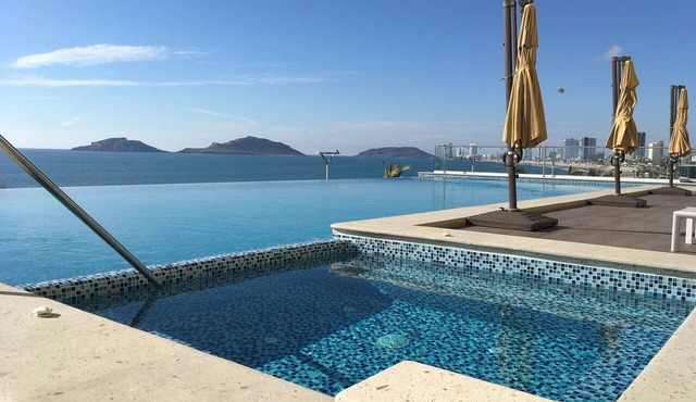 Sunset View Luxury 7th floor "Malecon -Oceanfront" Condo in beautiful Mazatlan. in Mazatlán