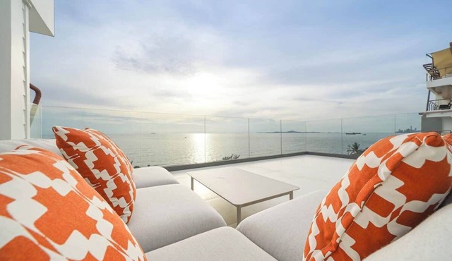 Surf Beach House Pool Villa