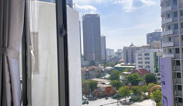 The Cafe Apartments Building - Deluxe King room has a large window